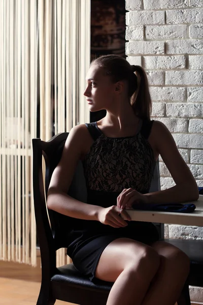 Young attractive woman posing in cafe — Stock Photo, Image