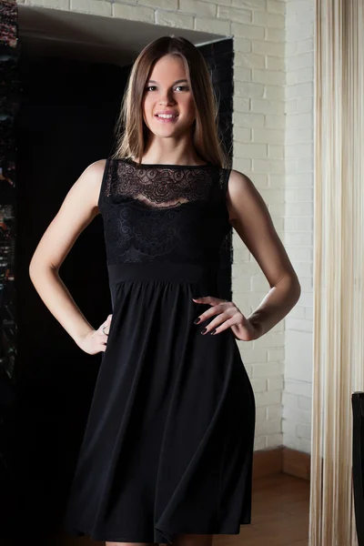 Sorrindo menina posando em vestido de coquetel preto — Fotografia de Stock