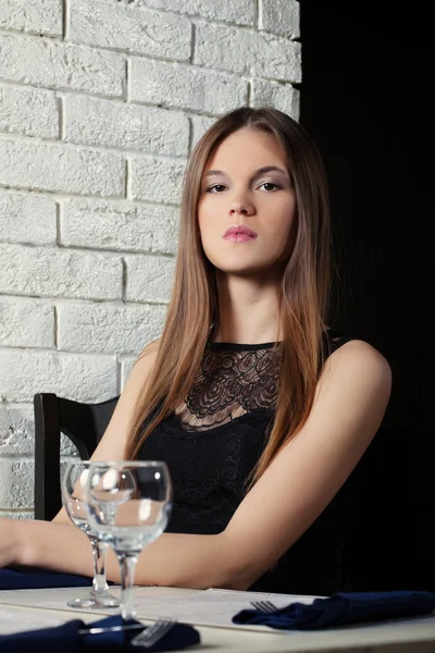 Porträt eines sinnlichen jungen Mädchens, das im Café posiert Stockfoto