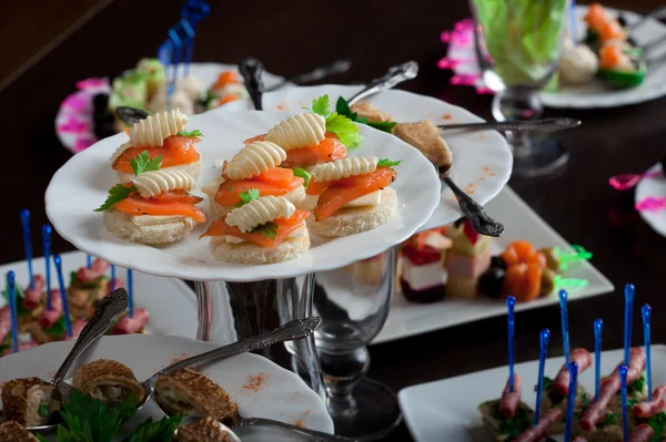 Gericht mit appetitanregenden nährenden Snacks — Stockfoto