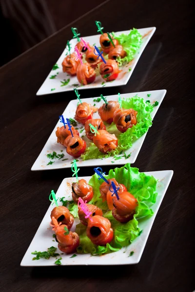 Aperitivos nutritivos de salmão em pratos — Fotografia de Stock