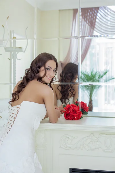 Jolie mariée souriante posant devant le miroir — Photo