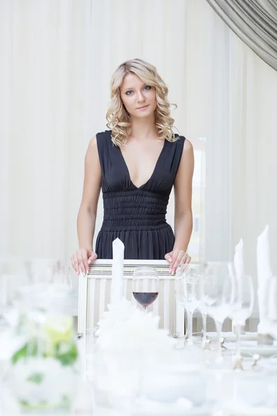 Portrait of charming girl posing in restaurant — Stock Photo, Image