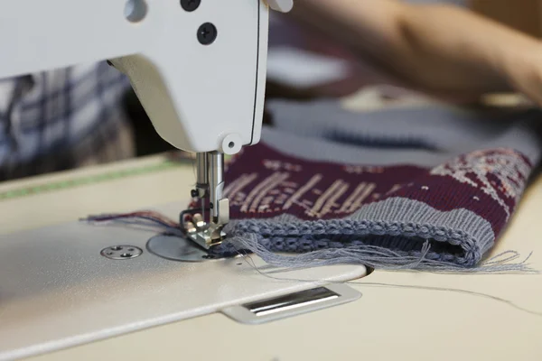Работа в швейном цехе на текстильной фабрике, крупным планом — стоковое фото