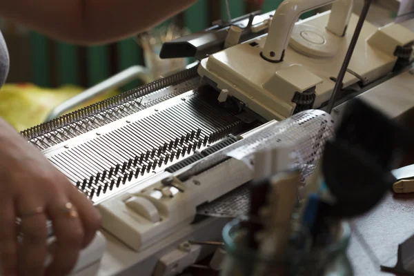 Máquina moderna para tricotar no moinho de tecelagem — Fotografia de Stock