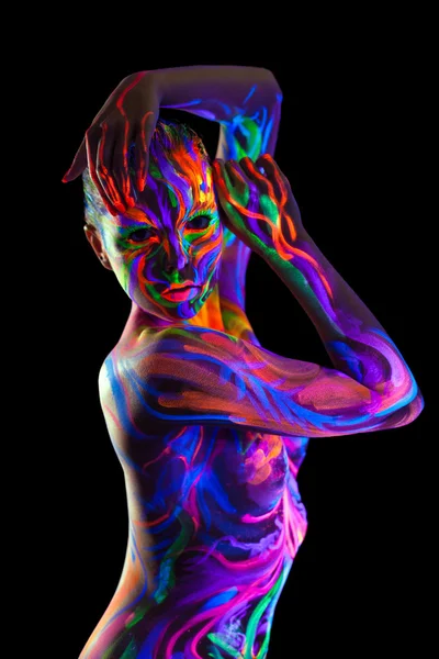Menina com maquiagem colorida posando no escuro — Fotografia de Stock