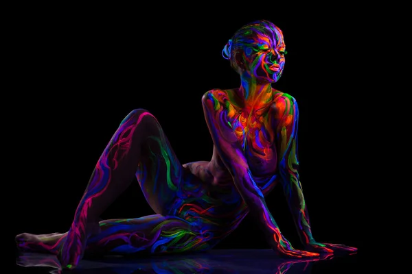 Sinnliche Tänzerin posiert mit leuchtendem Make-up — Stockfoto
