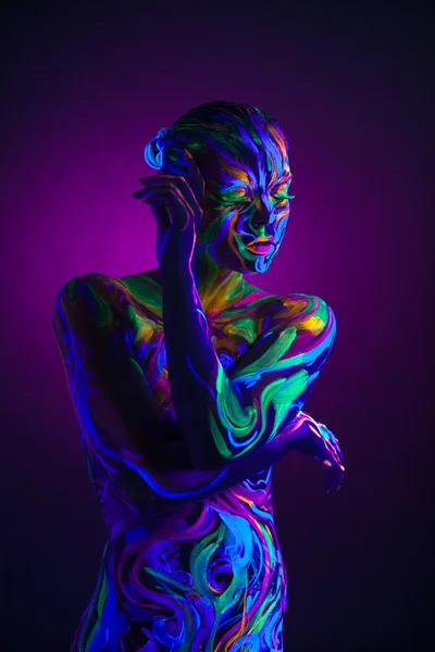 Сексуальная танцовщица позирует с ультрафиолетовым рисунком на теле — стоковое фото