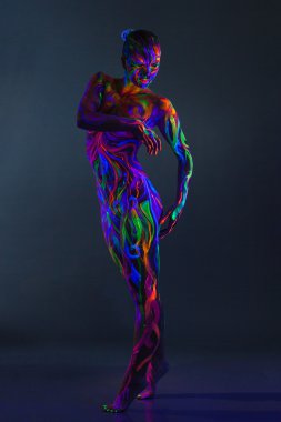 uv makyaj ile garip çıplak kadın