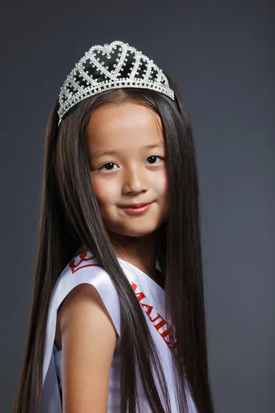 Porträtt av söt liten flicka i dyrbara tiara — Stockfoto