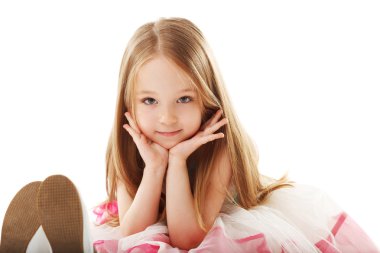 gülümseyen kız kameraya bakıyor