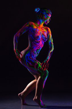 parlak parlayan makyaj ile ince çıplak dansçı