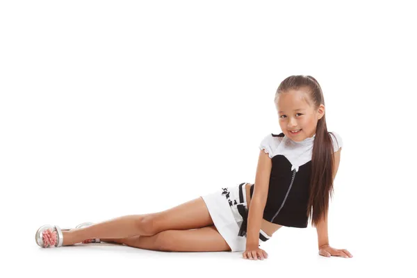 Imagen de la pequeña morena sonriente posando en estudio —  Fotos de Stock