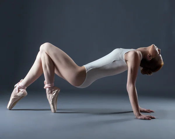 Portrait of emotional graceful dancer on pointes — Stock Photo, Image