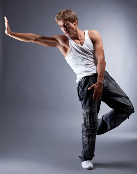 Joven guapo bailarín de hip hop posando en el estudio —  Fotos de Stock