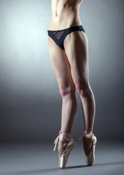 Jambes élancées musclées en pointes — Photo