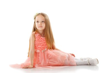 sevimli küçük kız akıllı pembe elbisenin içinde poz