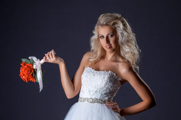 Portrét docela kudrnaté blond ve svatebních šatech — Stock fotografie