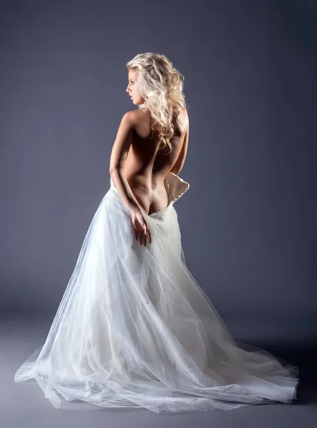 Sexy sposa sottile posa di nuovo alla fotocamera — Foto Stock