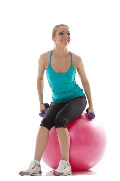 Atleta bonita posando com halteres e bola — Fotografia de Stock