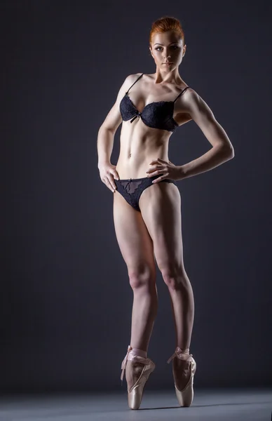 Bild av söta skinny rödhårig ballerina — Stockfoto