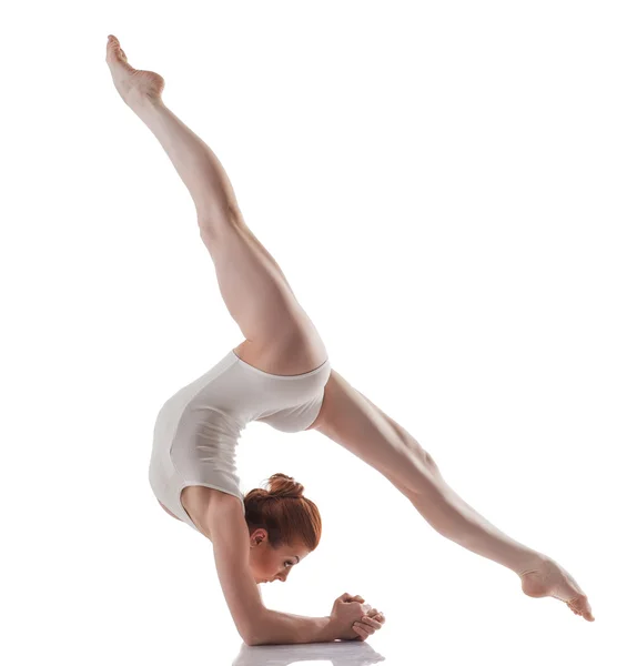 Imagem da jovem menina delgada fazendo acrobacias — Fotografia de Stock