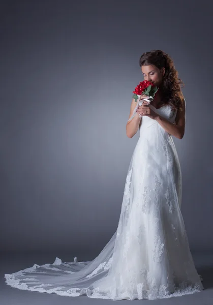 Sposa felice posa in abito alla moda chic — Foto Stock