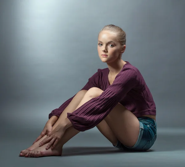 Menina bonita em roupas elegantes olhando para a câmera — Fotografia de Stock