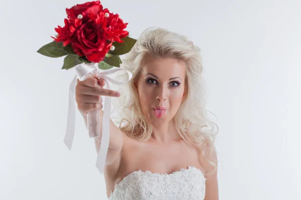 Portrait de jeune mariée drôle posant en studio — Photo