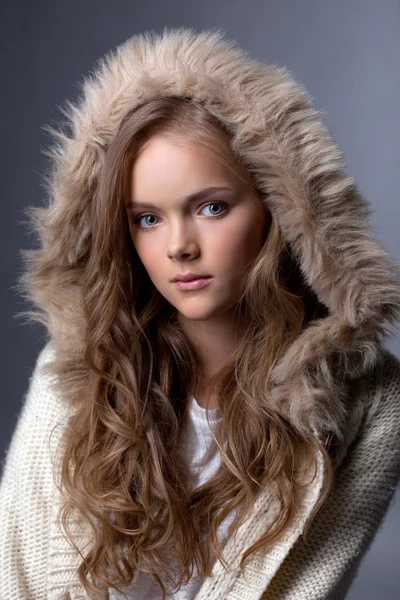 毛皮のフードでポーズをとって魅惑的な若い女の子のイメージ — ストック写真