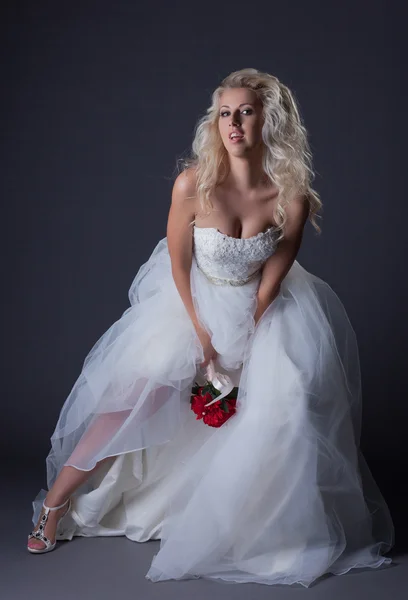 Elegante noiva de cabelos encaracolados posando em estúdio — Fotografia de Stock