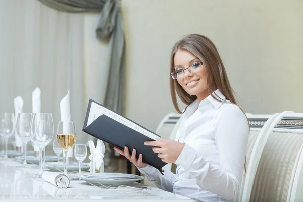 Sorrindo encantadora mulher posando com menu, close-up — Fotografia de Stock