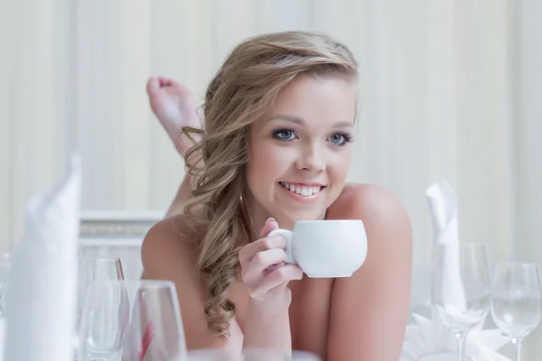 Krásná mladá žena pózuje s šálkem kávy — Stock fotografie