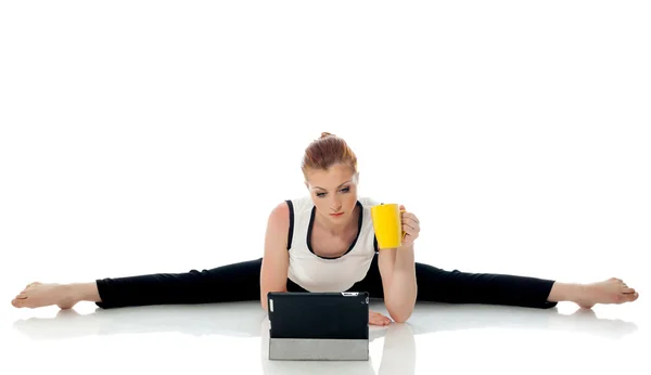 Begreppet multi-tasking - gymnast som arbetar på pc — Stockfoto