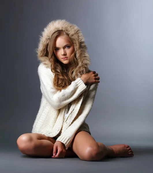 Menina bonita posando em casaco de lã com capuz — Fotografia de Stock