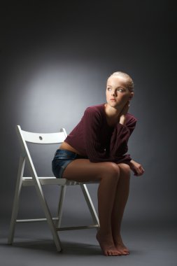 düşünceli model şık rahat giysiler içinde poz