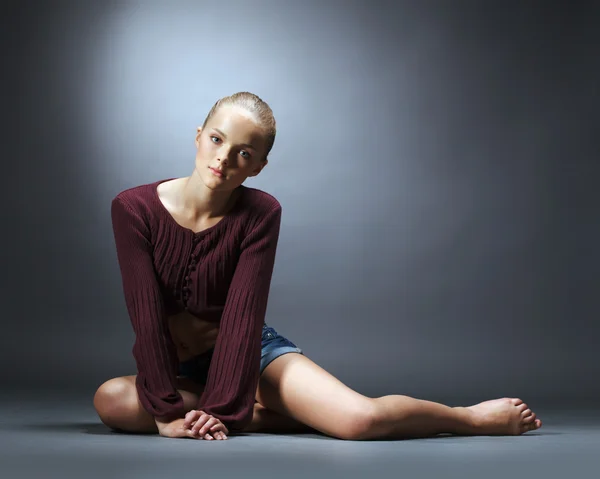 Sensual menina anuncia roupas da moda — Fotografia de Stock