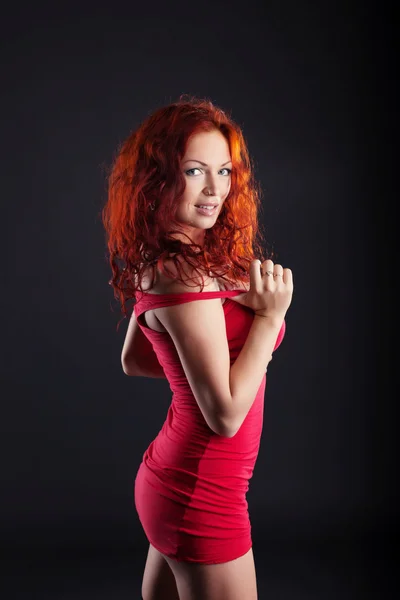 Kameraya bakarak heyecan verici Kızıl saçlı kadın — Stok fotoğraf