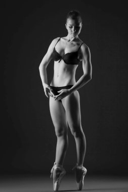 ince zarif balerin siyah beyaz resim