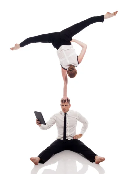 Zakenlieden-acrobaten poseren met laptop in studio — Stockfoto