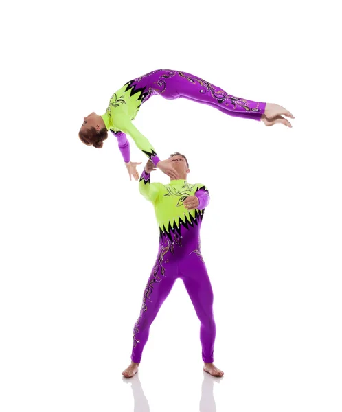 Flexibla gymnaster utföra tricks i studio — Stockfoto