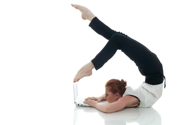 Drukke vrouw poseren met laptop in unreal pose — Stockfoto