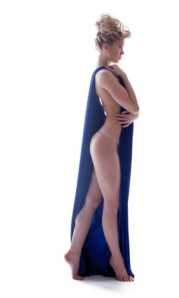 Elegante bionda nuda in posa con un panno blu scuro — Foto Stock