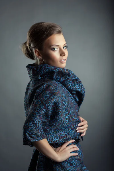 Güzel model şık ceket poz portresi — Stok fotoğraf