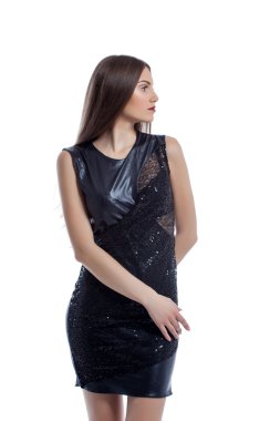 esmer seksi siyah elbise, beyaz izole