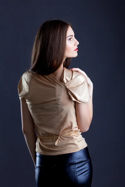 Profil av sensuell ung kvinna poserar i studio — Stockfoto