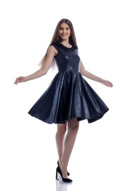 şirin esmer şık elbise poz gülümseyen