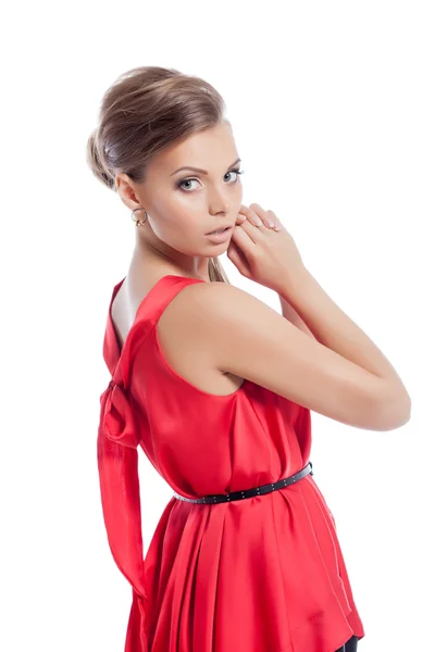 Elegante jonge vrouw poseren in cocktail jurk — Stockfoto