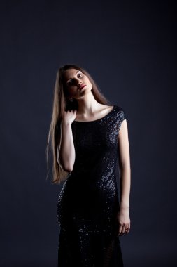 seksi model zarif kokteyl elbisesi içinde poz