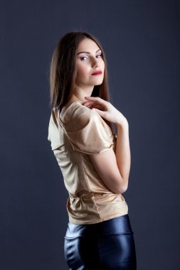 şık giysiler içinde oldukça ince kadın resim